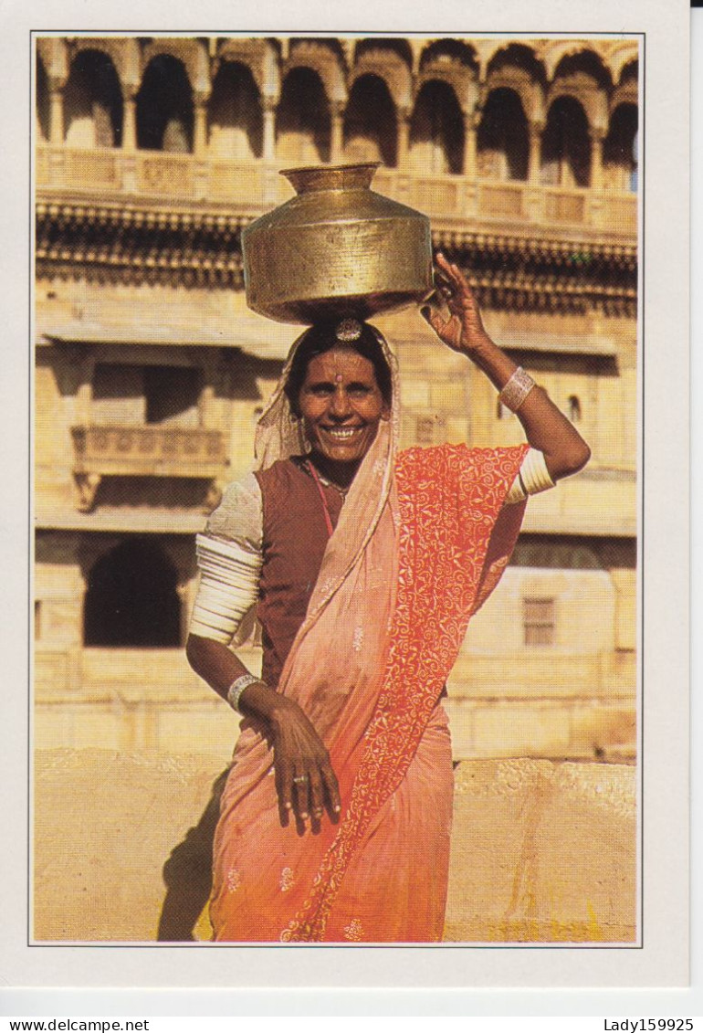Porteuse D'eau à Jaisalmer Inde,Women Water Bearer, Femme Tout Sourire  Portant Le Saris De Soie Avec Un Seau Tête CM 2 - Inde