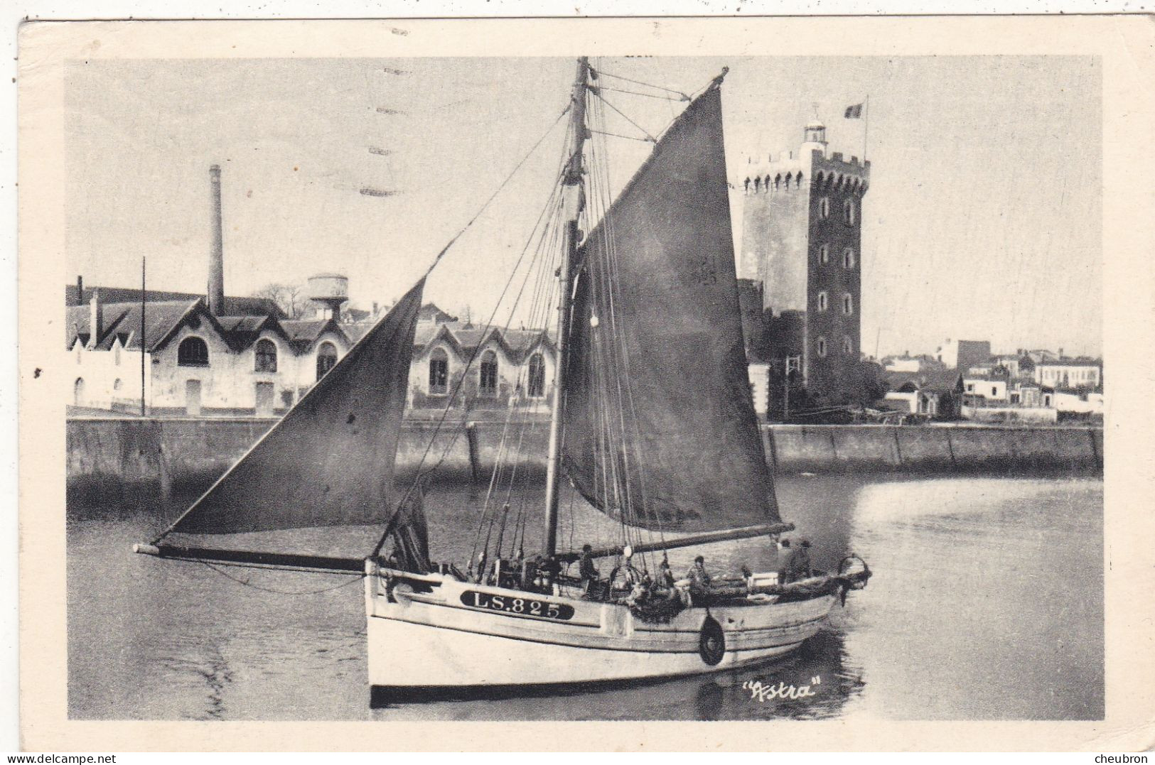 85. LES SABLES D'OLONNE .CPA. SORTIE D'UNE BARQUE DE PECHE DEVANT LA TOUR D'ARUNDEL.USINE SARDINERIE. ANNEE 1951 + TEXTE - Sables D'Olonne