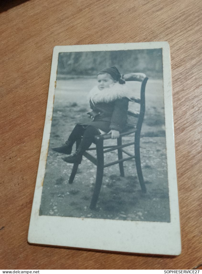 561 // PHOTO ANCIENNE CARTONNEE  12 X 8 CMS / FILLETTE SUR UNE CHAISE  1914 - Persone Anonimi