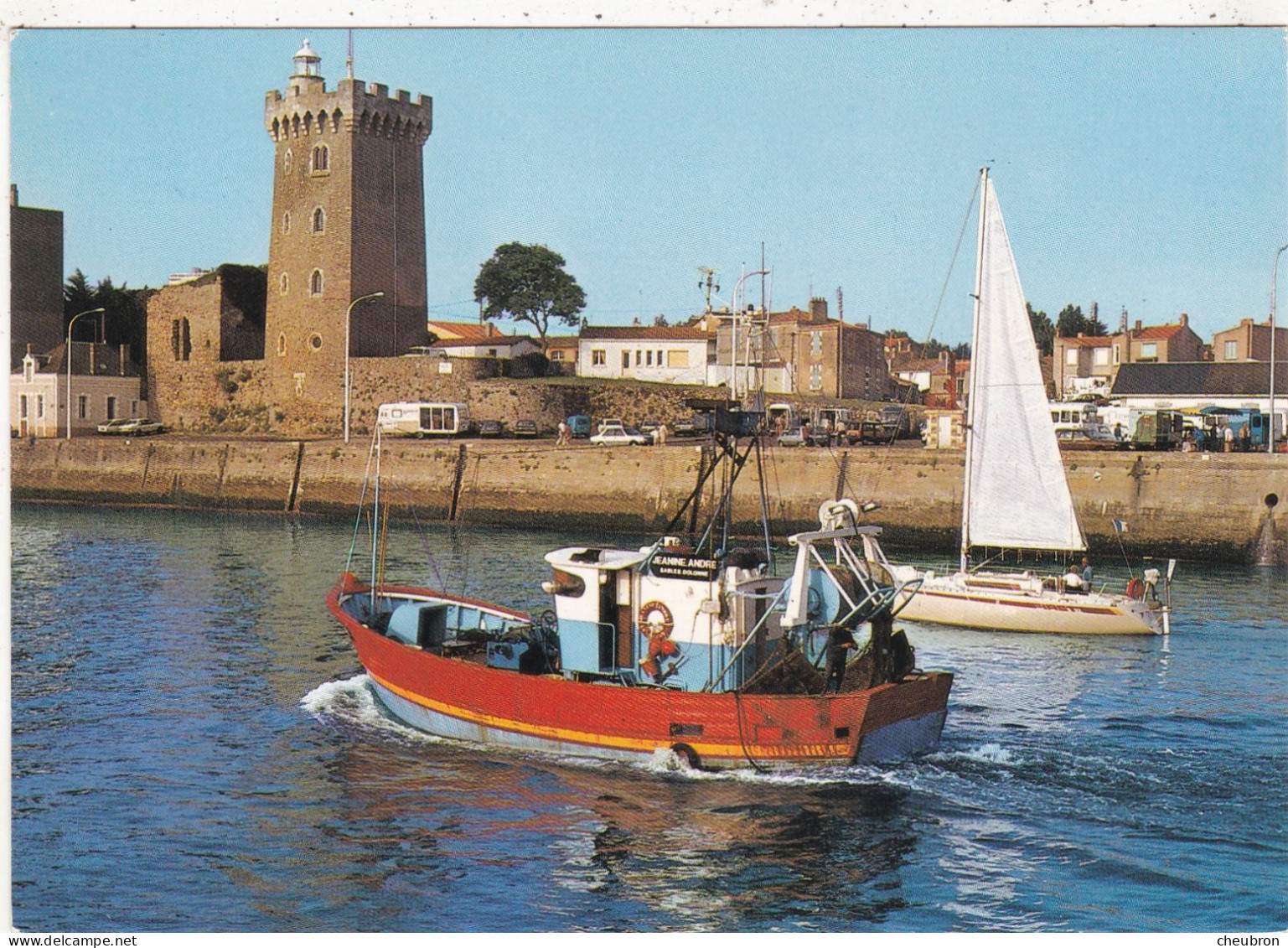 85.  LES SABLES D'OLONNE .CPA. LE CHENAL.BATEAUX SORTANT DU PORT. LA CHAUME. TOUR D'ARUNDEL. JOUR DE MARCHE. - Sables D'Olonne