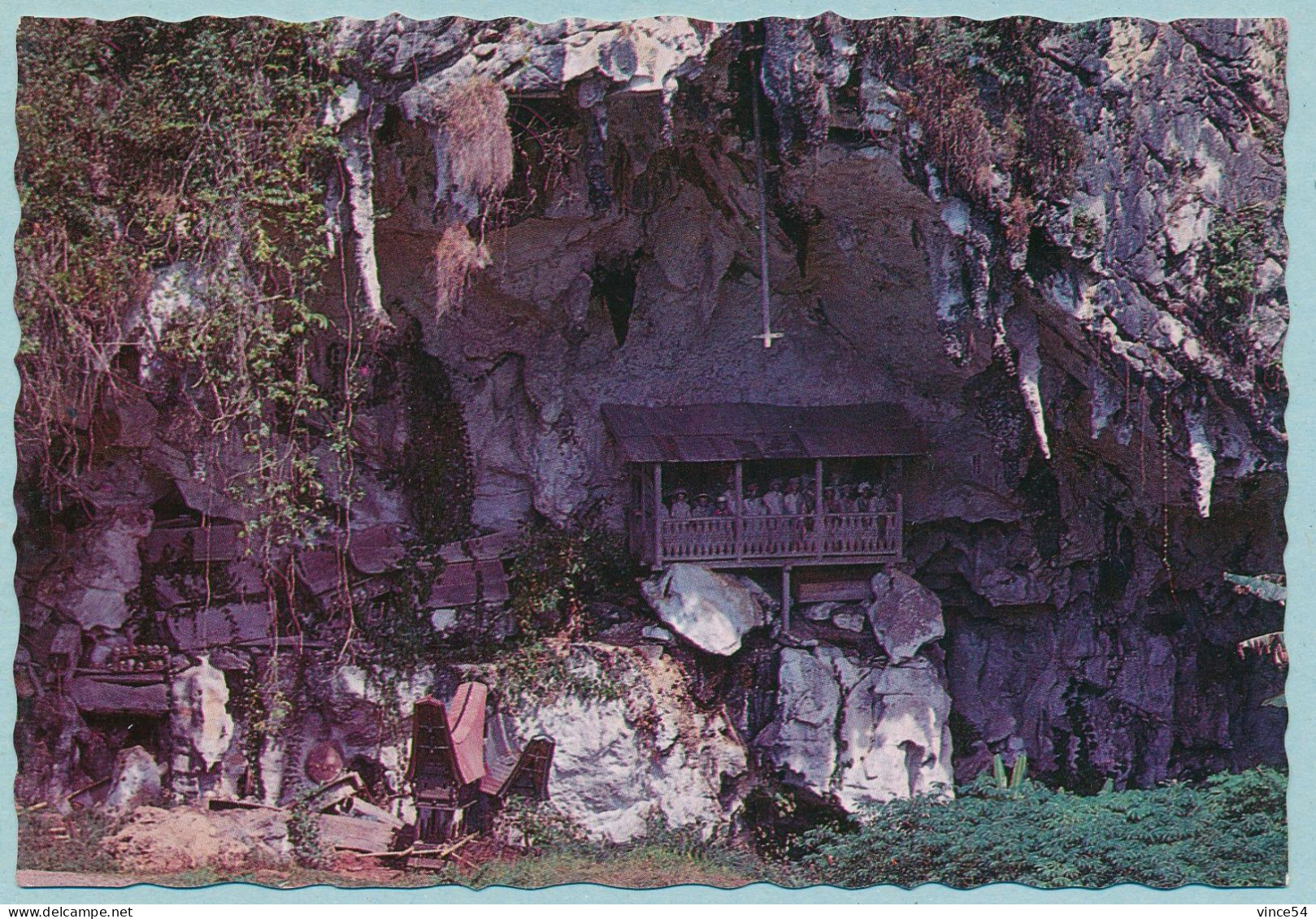 Kuburan Alam Yang Letaknya A Pada Gua Batu Di Londa. Tana Toraja Sulawesi Selatan - Indonesia