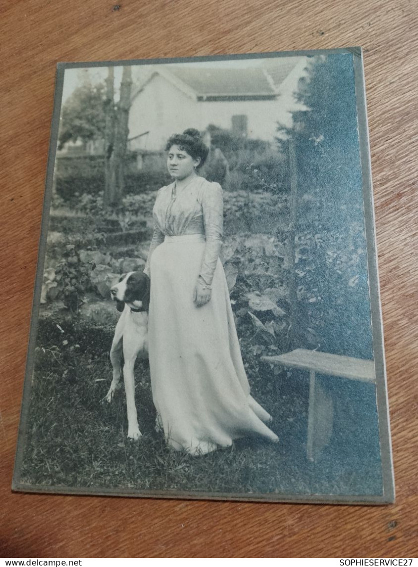 561 // PHOTO ANCIENNE CARTONNEE 11 X 9 CMS / FEMME ET SON CHIEN - Persone Anonimi