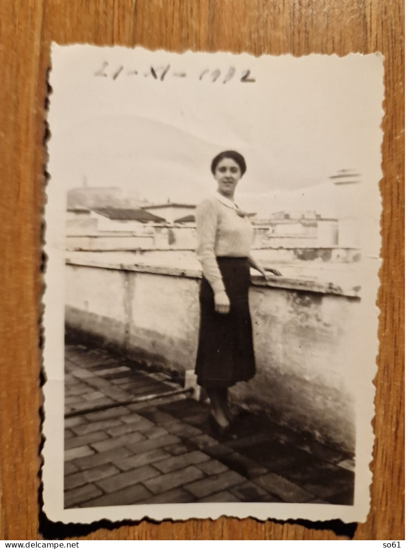 19340.   Fotografia D'epoca Donna Su Terrazzo In Luogo Da Identificare 1932 Italia- 9x6,5 - Personas Anónimos