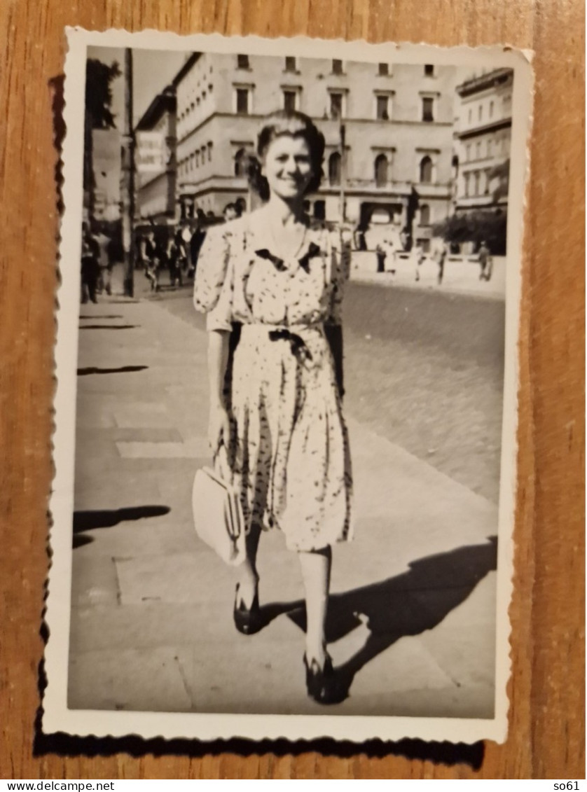 19341.   Fotografia D'epoca Donna A Passeggio In Luogo Da Identificare Aa '40 Roma.? - 8,5x5,5 - Personas Anónimos