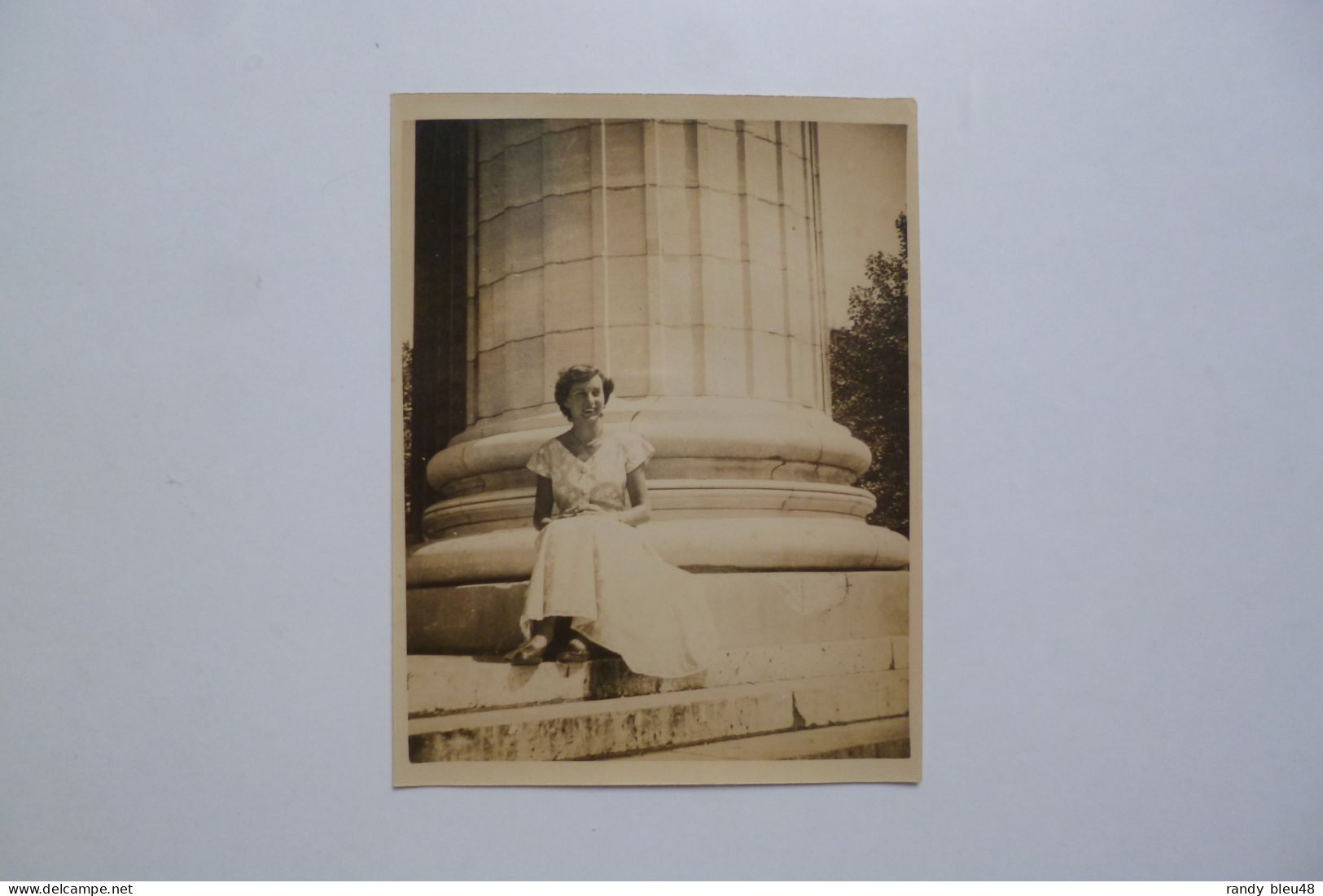 Photographie Originale  "  Jeune Fille "   Au Piliers De La Madeleine  -  1952   -  9x12 Cms - Autres Monuments, édifices