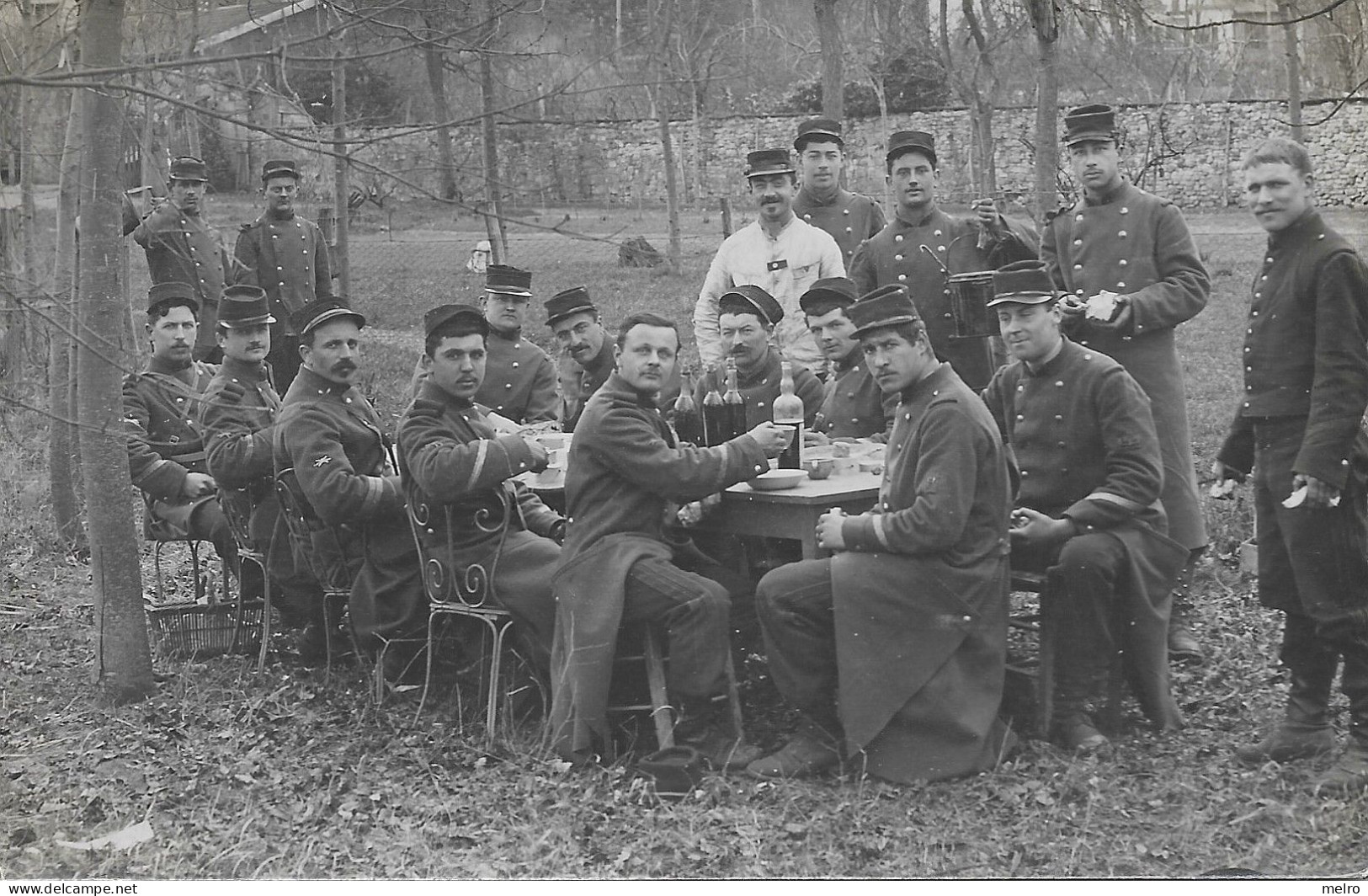 CPA - CARTE PHOTO- Groupe De Gendarmes, Le  Fraterniser - Polizia – Gendarmeria