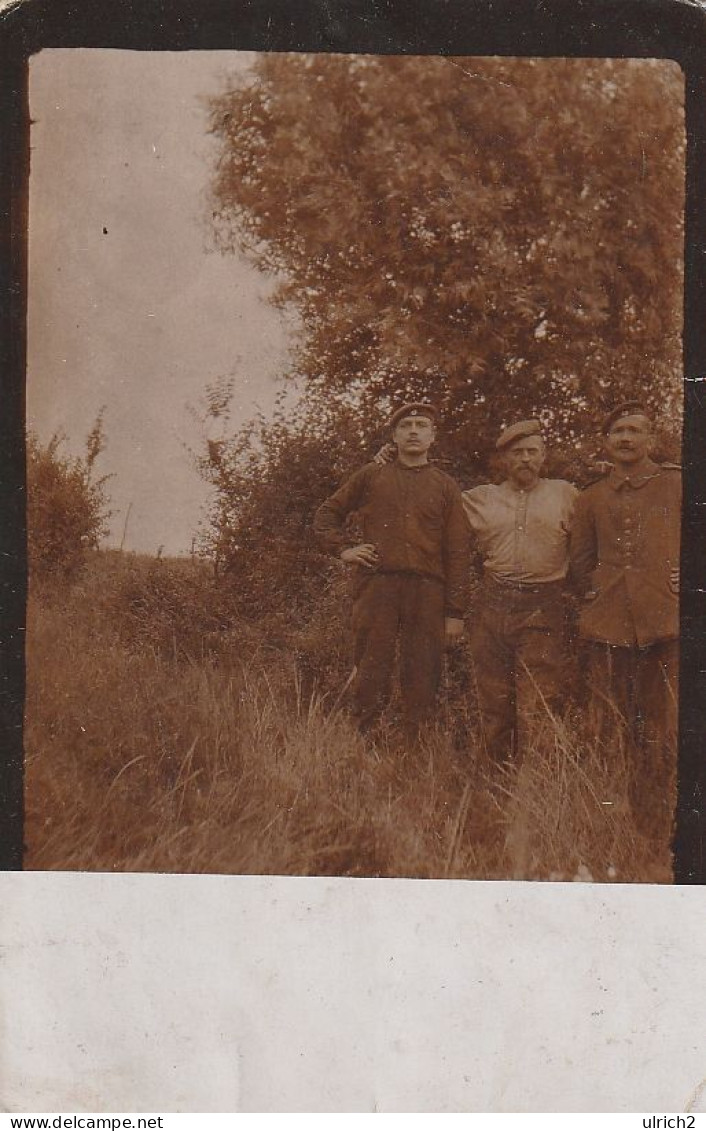 AK Foto 3 Deutsche Soldaten Im Grünen - 1. WK (68940) - Guerra 1914-18