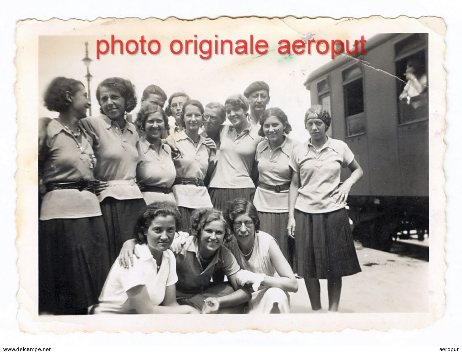 Photo Ancienne - Groupe De Femmes Yougoslaves Sokol à La Gare De Graz Au Retour De Prague, 8 Juillet 1932 - Treni