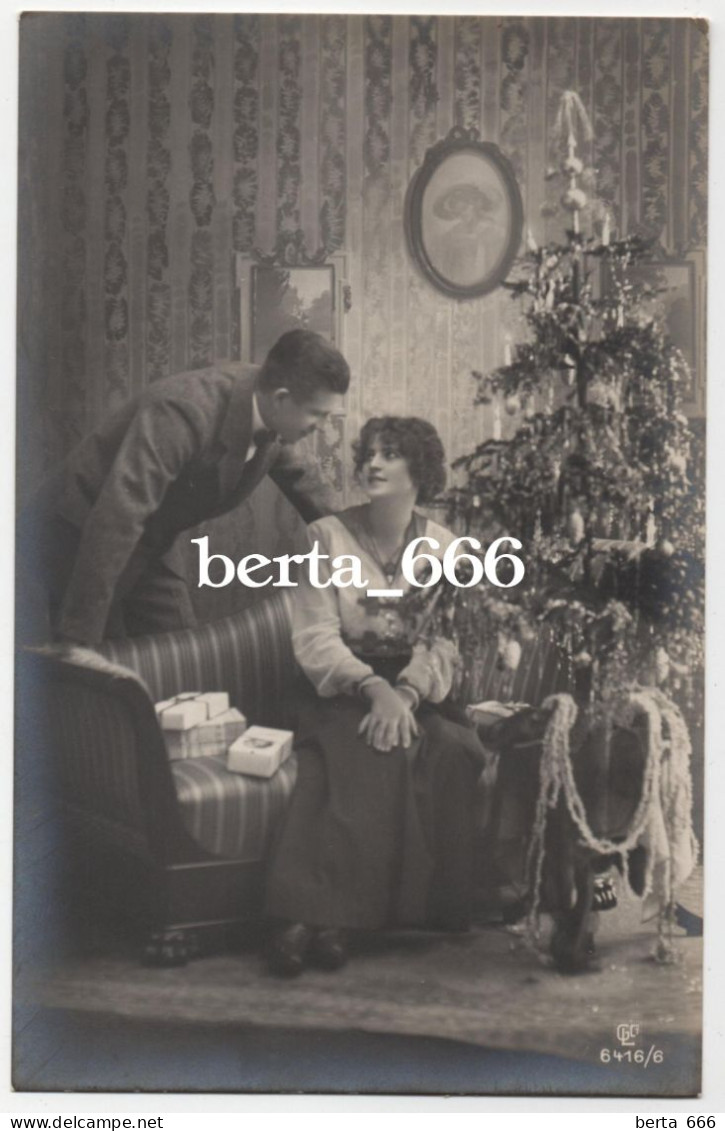 Photo CPA Romantic Couple By The Christmas Tree Real Photo - Couples