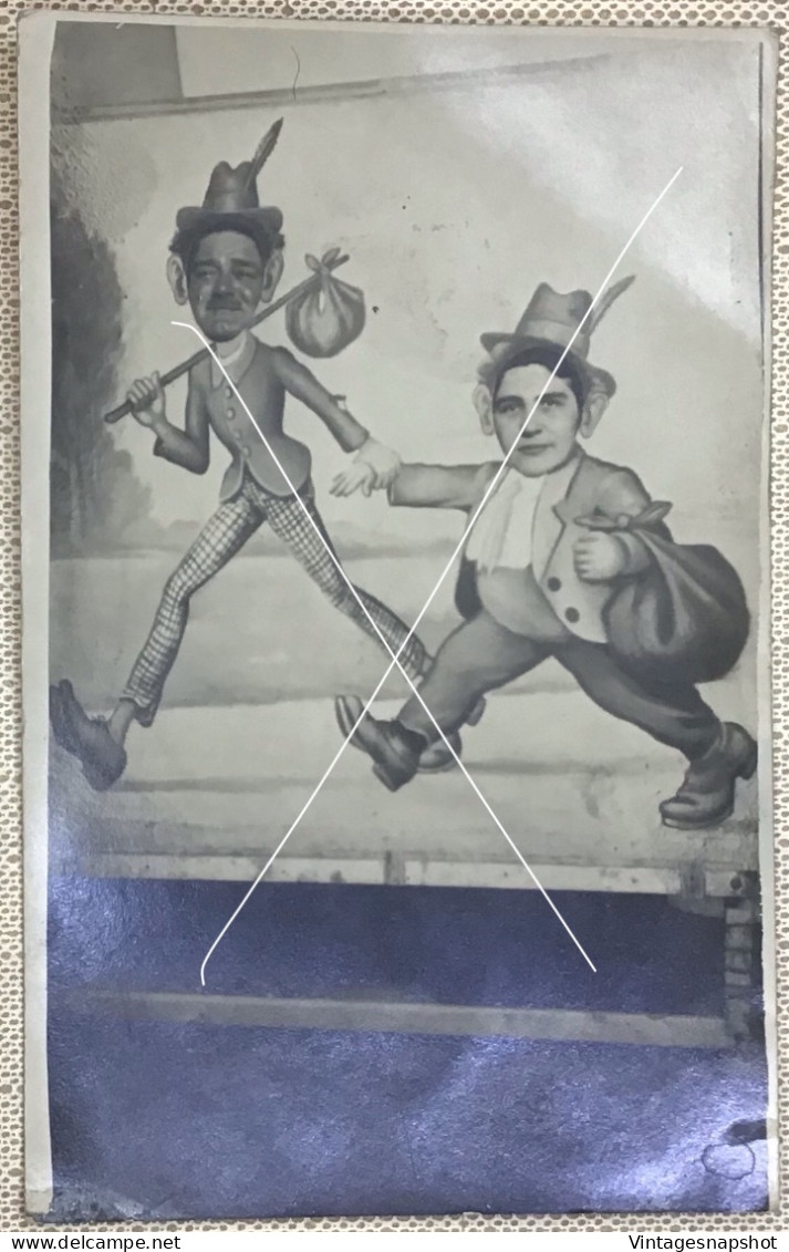 Portrait D’un Couple Photomontage Humour Vagabonds Baluchons CP PK Photo Vers 1940-1950 - Personas Anónimos