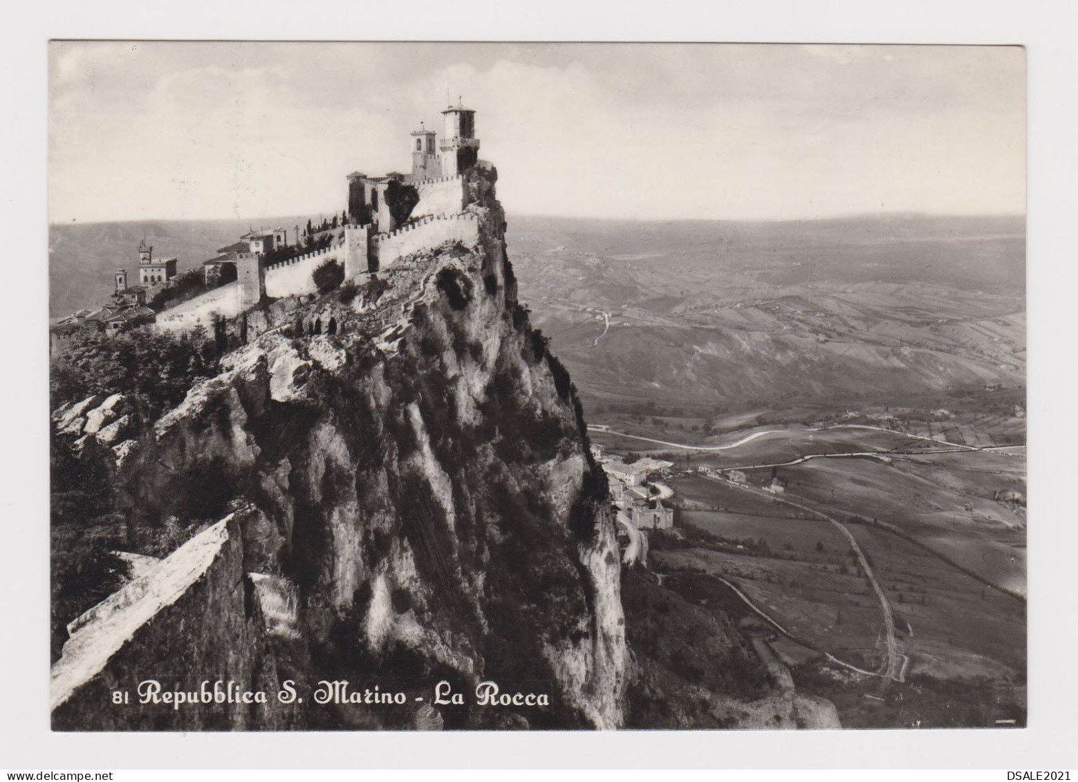 SAN MARINO 1950s Pc W/Mi#532 (15L) Stamp Sent To LUCCA, View Photo Postcard Castle - La Rocca (40208) - Briefe U. Dokumente