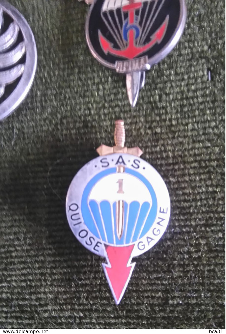 Lot D'insignes Et De Tissus D'unités Parachutistes - Esercito