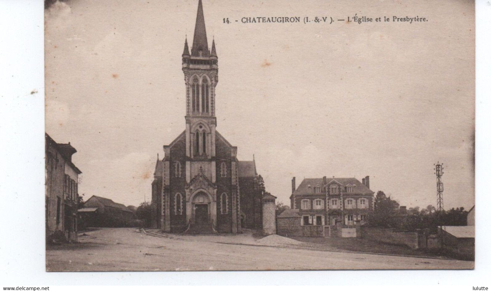 Chateaugiron L'eglise Et Le Presbytere - Châteaugiron