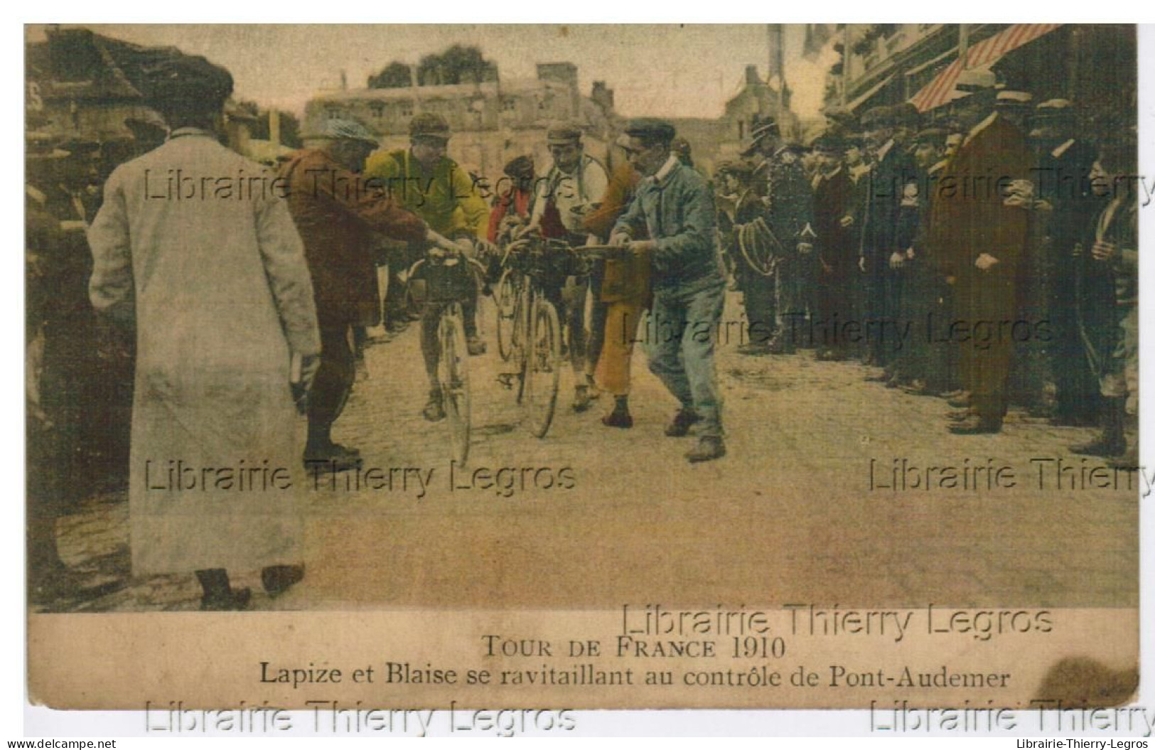 CPA    Tour De France 1910 Lapize Et Blaise Se Ravitaillant Pont Audemer Cyclisme Velo Biking - Cycling