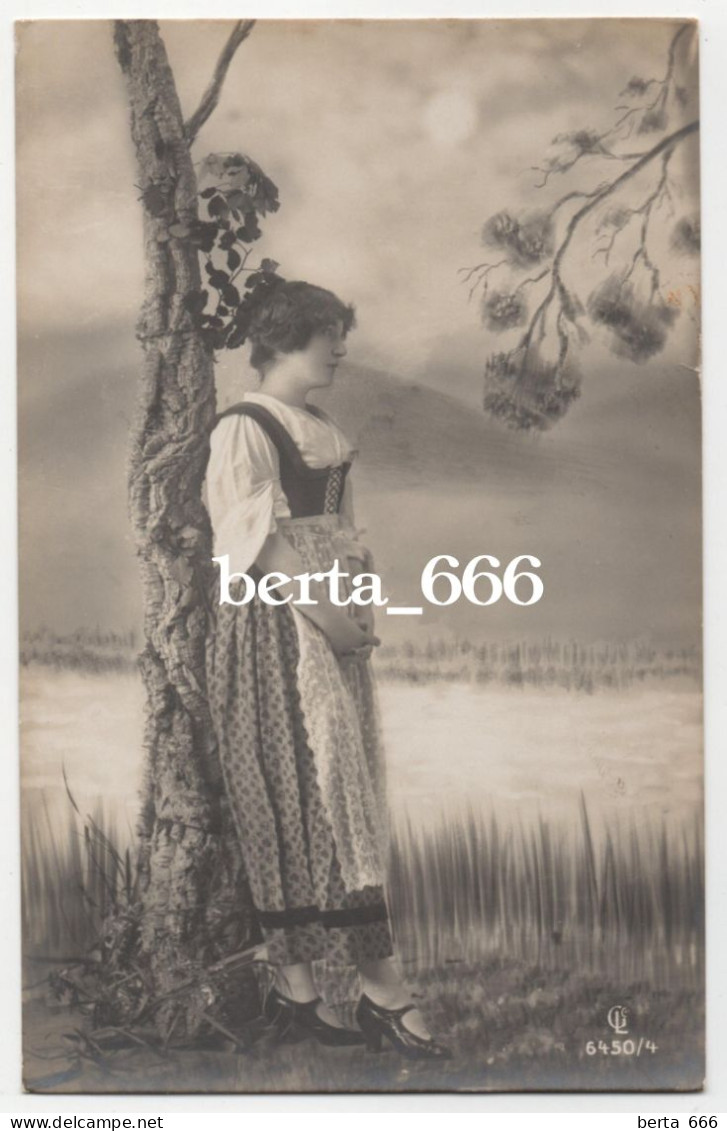 Photo CPA Jeune Femme * Young Lady Standing By A Tree Real Photo - Women