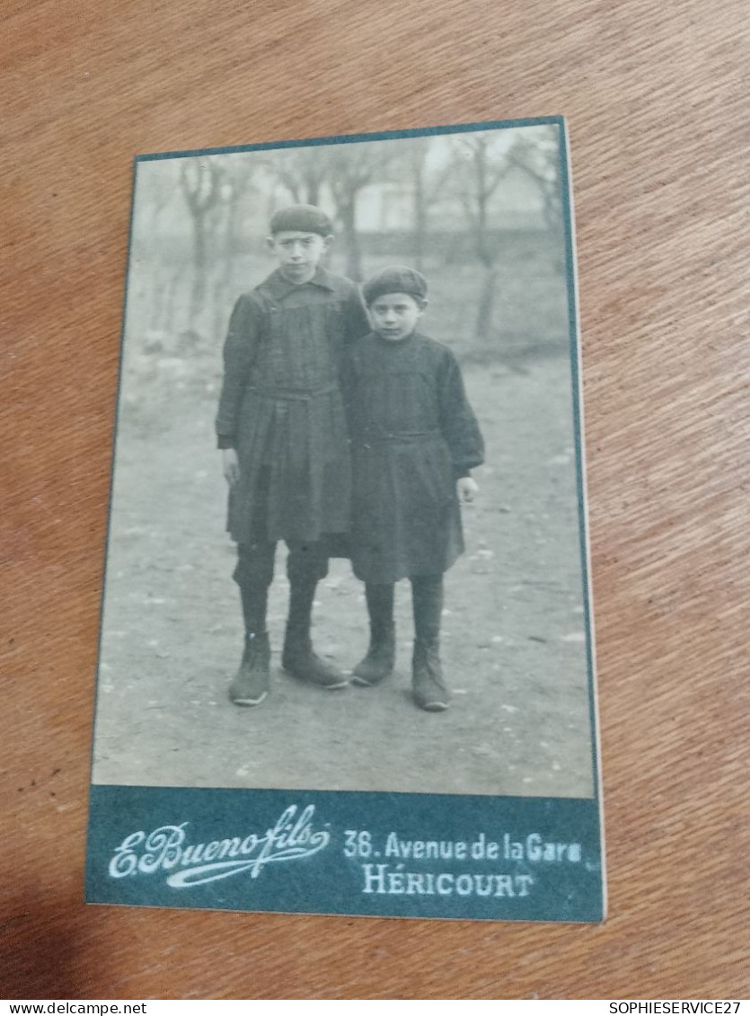 561 // PHOTO ANCIENNE 1924 /  CARTONNEE / JEUNES ENFANTS EN TENUE D'EPOQUE 6 X 10 CMS - Anonymous Persons