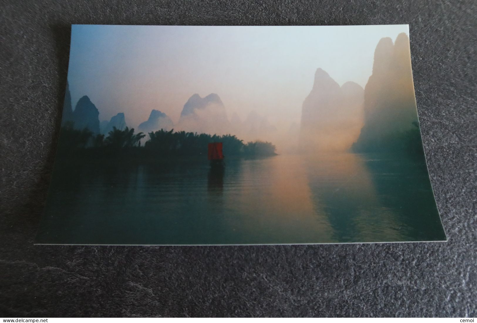 Lot De 2 CP De CHINE - The Page Boy Hill In Colorful Autumn & A Sail Drifts Lightly On The Water - Chine