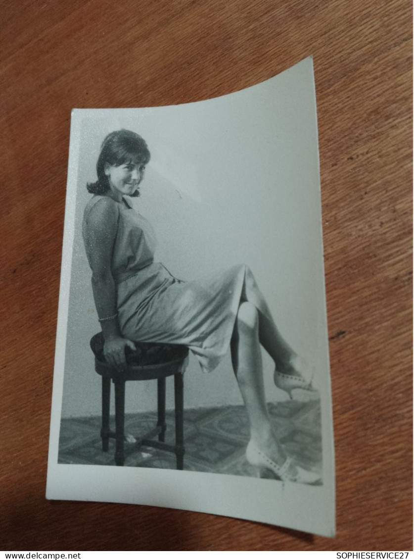 561 // PHOTO ANCIENNE / JEUNE FEMME 7 X 10 CMS - Personnes Anonymes