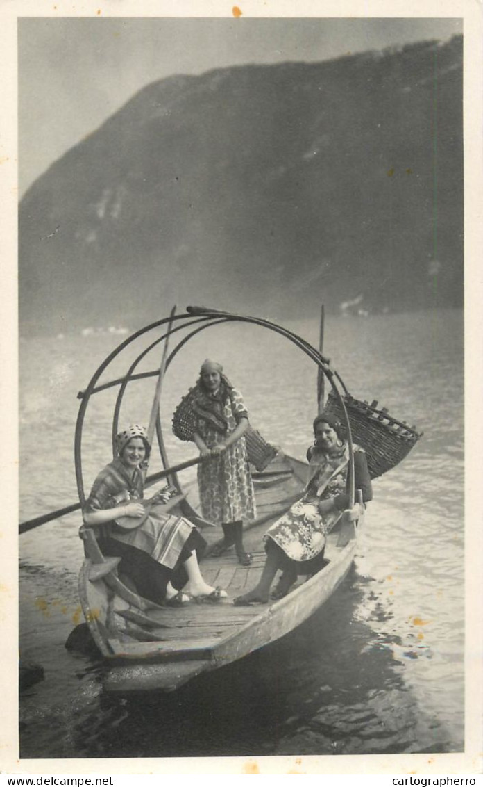 Postcard Switzerland Women On Boat Lake - Other & Unclassified