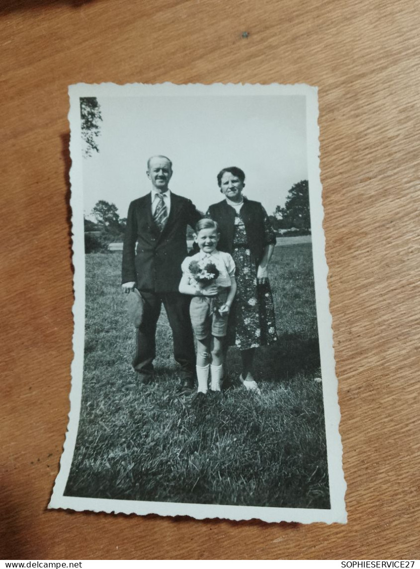 561 // PHOTO ANCIENNE  FAMILLE 11 X 7 CMS - Personas Anónimos