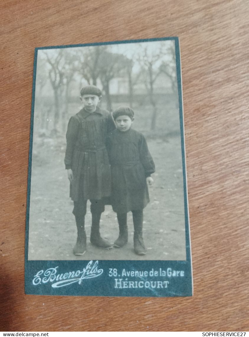 561 // PHOTO ANCIENNE CARTONNEE  ENFANTS EN TENUE D'EPOQUE 10 X 6 CMS - Personas Anónimos