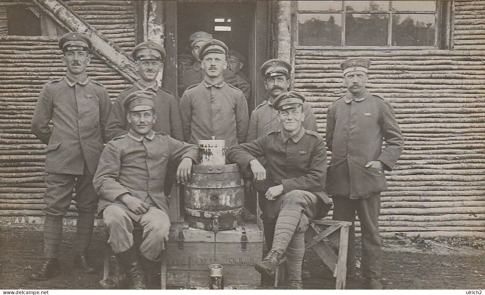 AK Foto Deutsche Soldaten Mit Fass Und Essgeschirr - Ca. 1915 (68948) - Guerra 1914-18