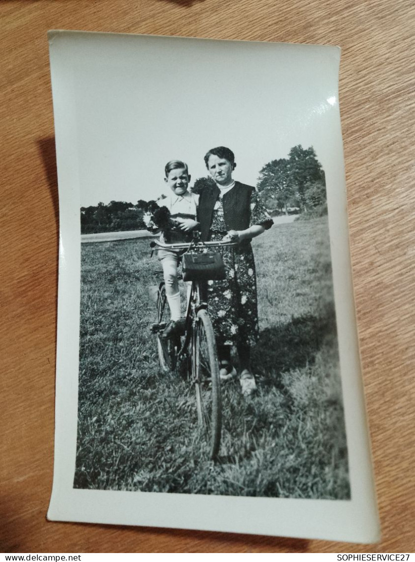 561 // PHOTO ANCIENNE  Personnes Vélo   11 X 7 CMS - Personas Anónimos