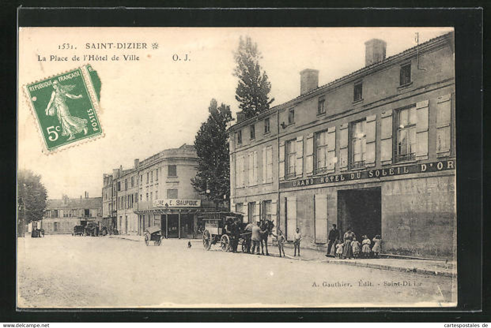 CPA Saint-Dizier, La Place De L`Hôtel De Ville, Grand Hotel Du Soleil D`Or  - Saint Dizier