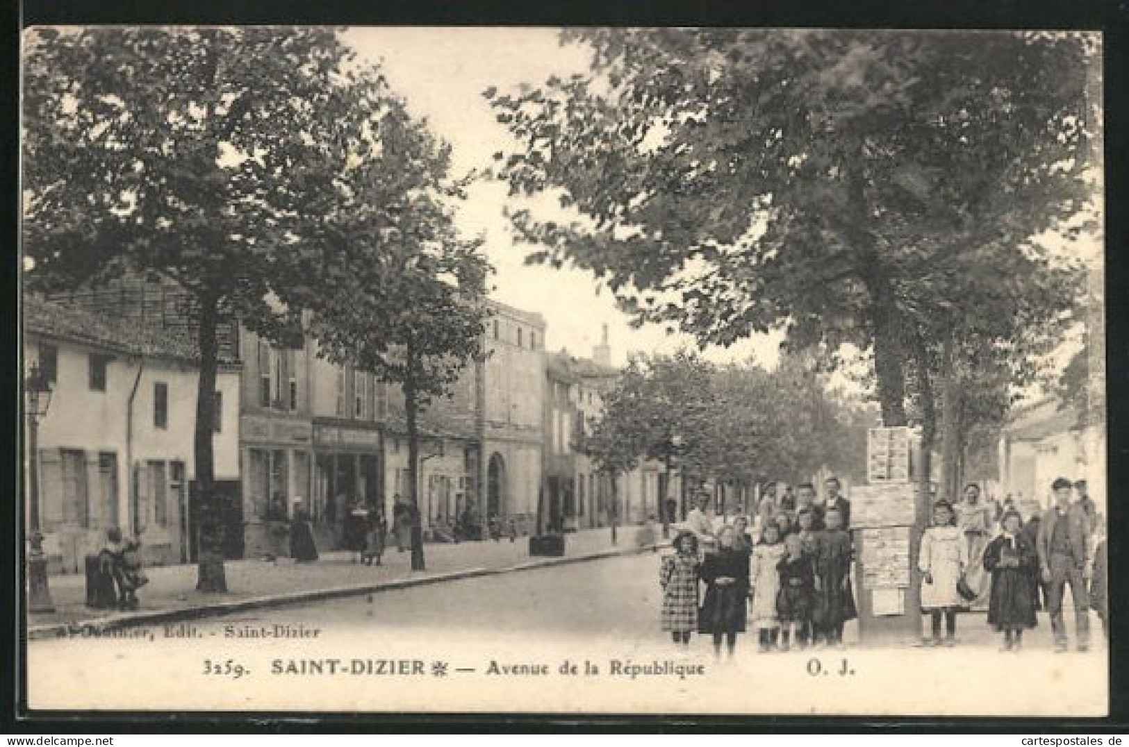 CPA Saint-Dizier, Avenue De La République, Vue De La Rue  - Saint Dizier