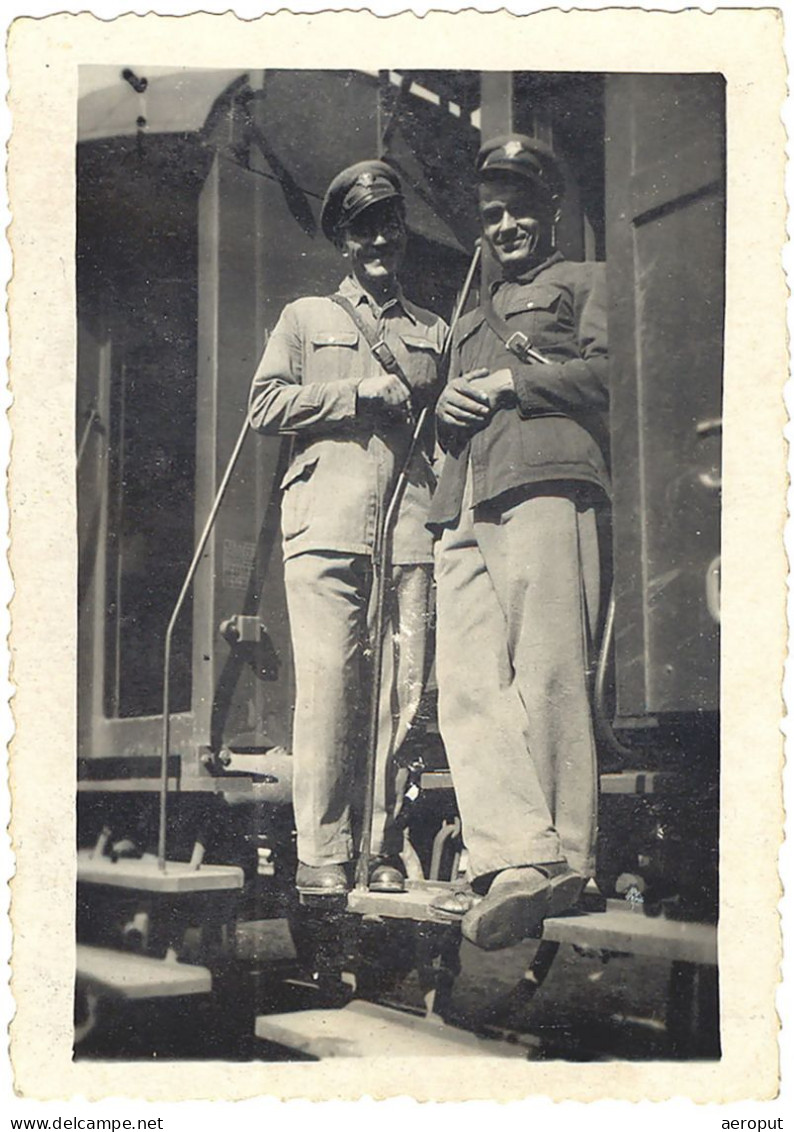 Photo Ancienne, Les Contrôleurs De Train Posent Sur Les Marches Du Wagon - Contrôleur, Chemin De Fer, Cheminots - Treni