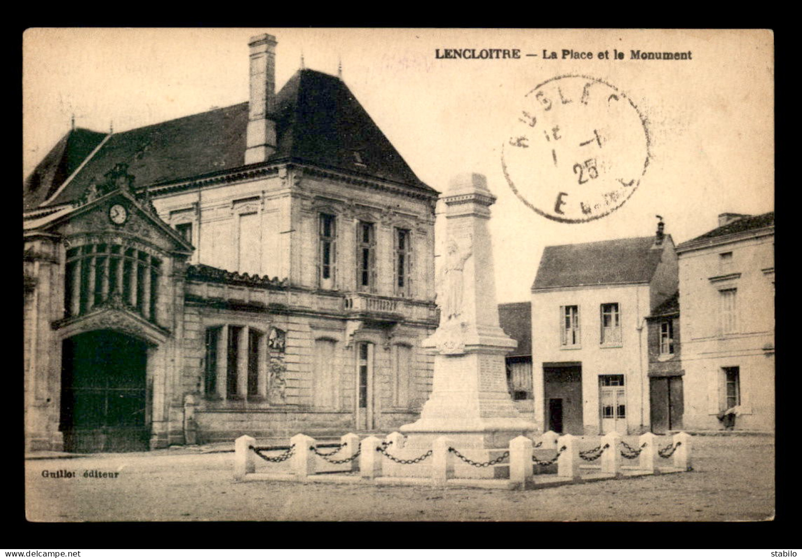 86 - LENCLOITRE - LA PLACE ET LE MONUMENT AUX MORTS - Lencloitre