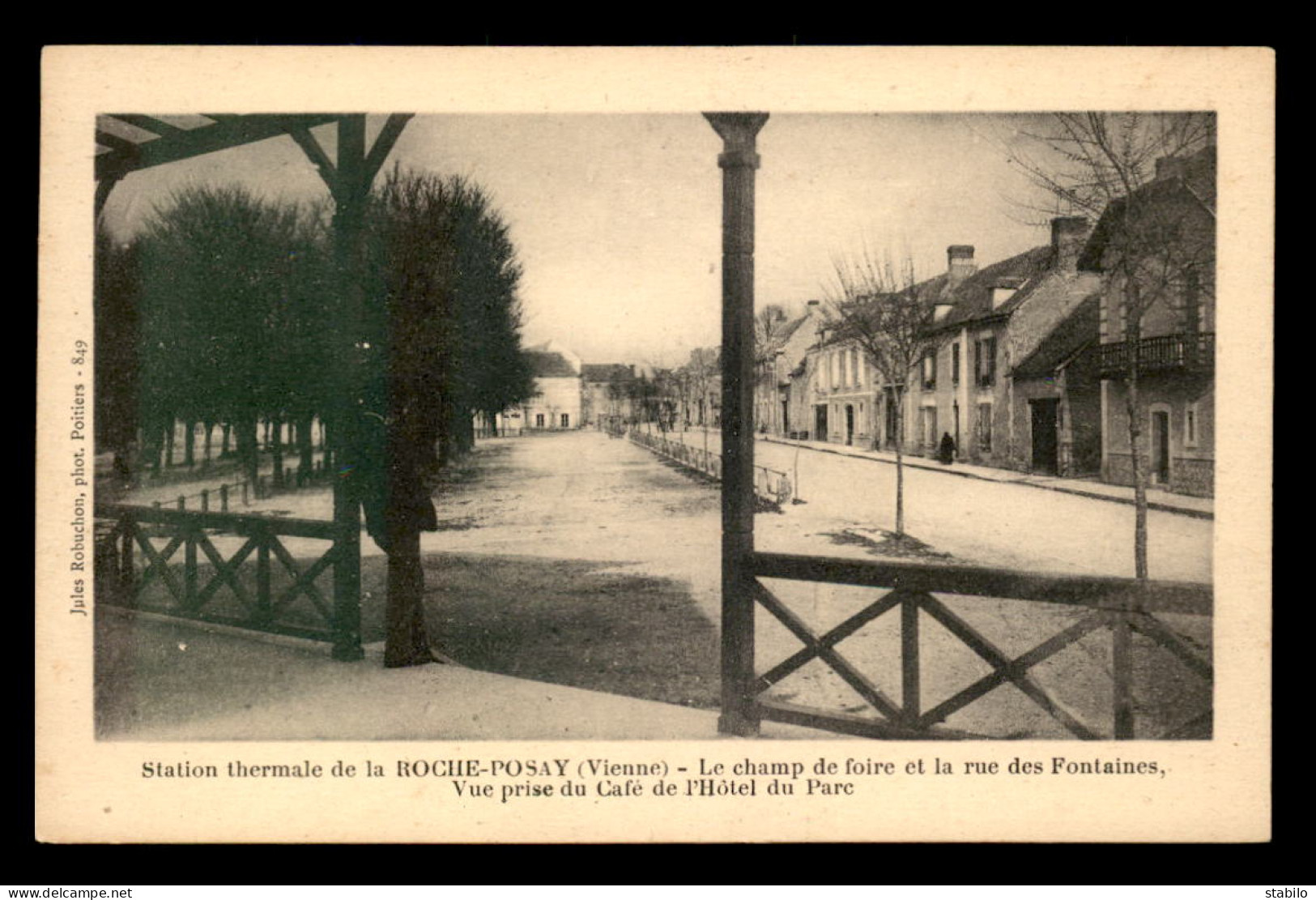 86 - LA ROCHE-POSAY - LE CHAMP DE FOIRE ET LA RUE DES FONTAINES - La Roche Posay