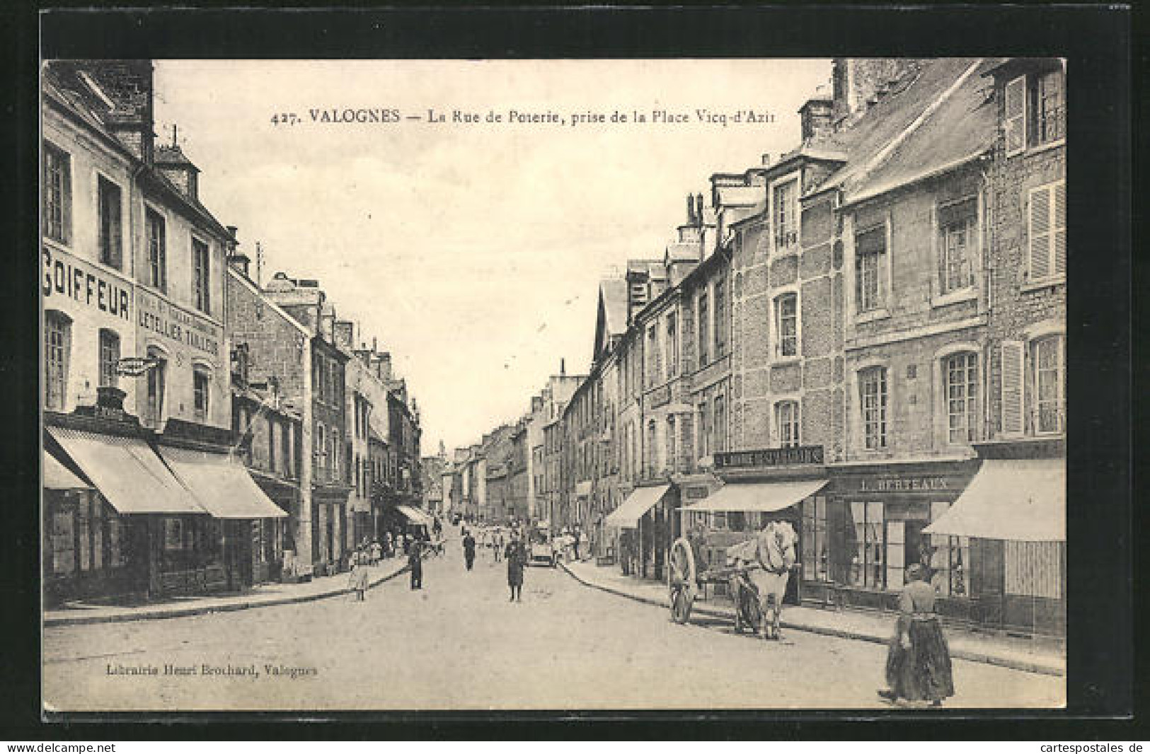 CPA Valognes, La Rue De Poterie, Prise De La Place Vicq-d`Azir  - Valognes