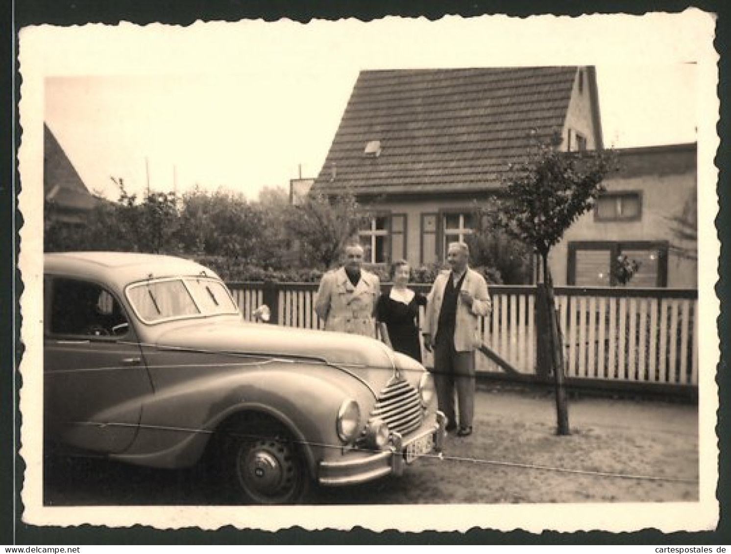 Fotografie Auto EMW, Männer & Dame Nebst Kfz  - Automobiles