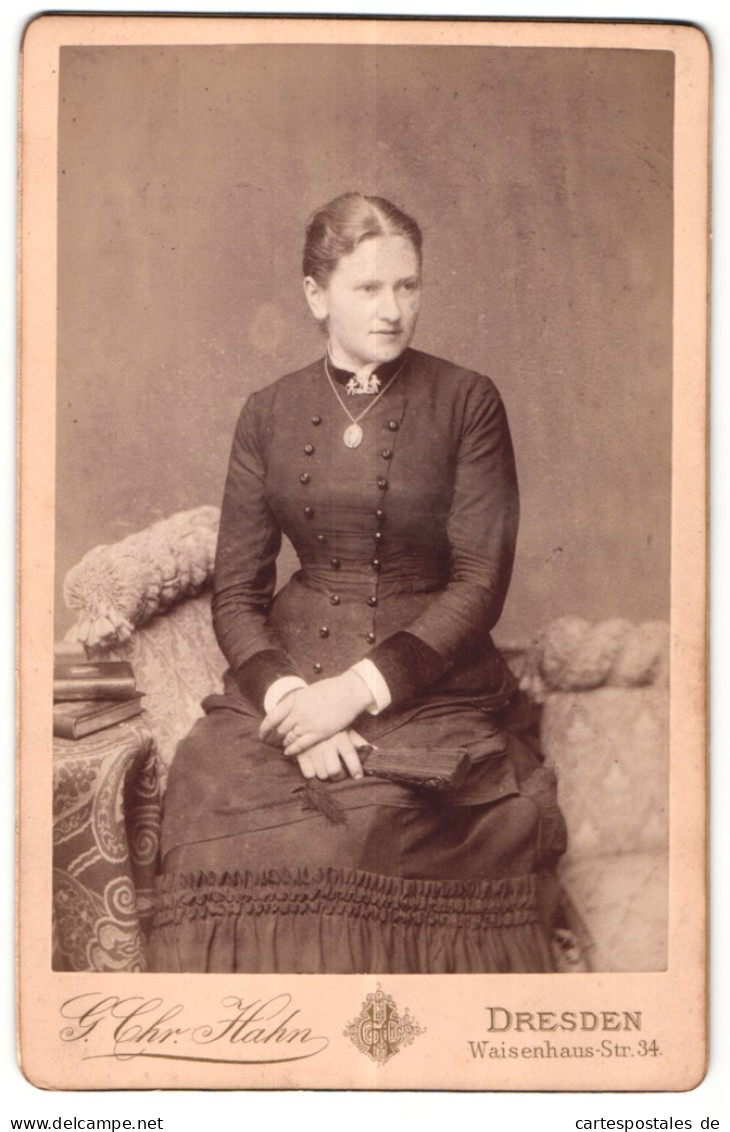 Fotografie G. Chr. Hahn, Dresden, Portrait Sitzende Dame In Schwarzer Kleidung Mit Fächer  - Personas Anónimos