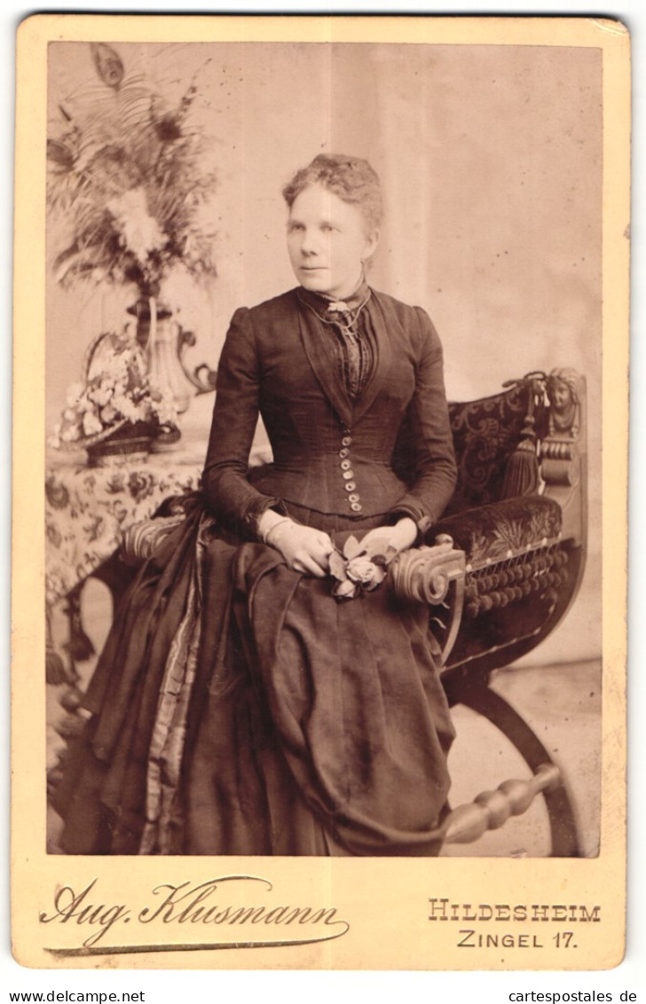 Fotografie Aug. Klusmann, Hildesheim, Portrait Sitzende Dame In Hübscher Kleidung Mit Blume  - Anonymous Persons