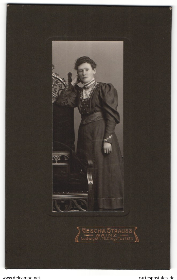 Fotografie Geschw. Strauss, Mainz, Portrait Junge Dame Im Hübschen Kleid An Stuhl Glehnt  - Anonymous Persons