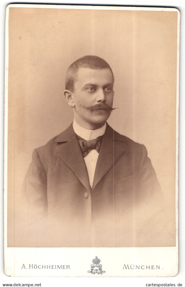 Fotografie A. Höchheimer, München, Portrait Stattlicher Herr Im Anzug Mit Fliege Und Schnauzbart  - Anonymous Persons