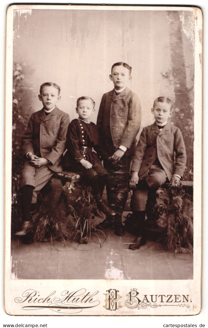 Fotografie Rich. Huth, Bautzen, Portrait Vier Kleine Jungen In Hübscher Kleidung  - Anonymous Persons