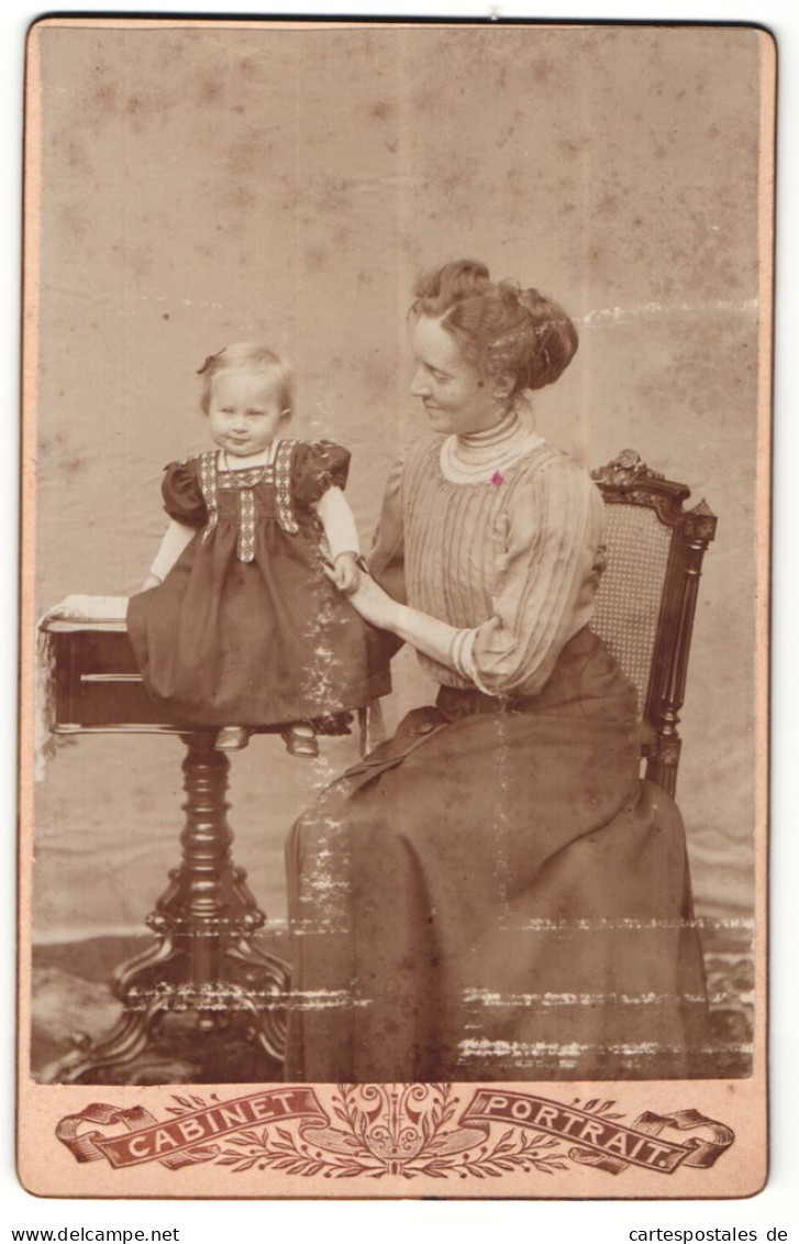 Fotografie Cabinet Portrait, Unbekannter Ort, Portrait Modisch Gekleidete Dame Und Auf Tisch Sitzendes Kleines Mädchen  - Personas Anónimos