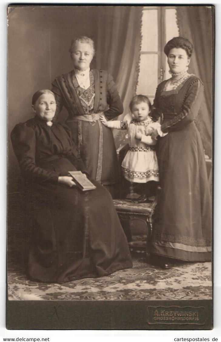 Fotografie A. Krzywinski, Grossröhrsdorf I / S., Portrait Drei Damen In Eleganten Kleidern Mit Kleinem Mädchen Und B  - Personas Anónimos