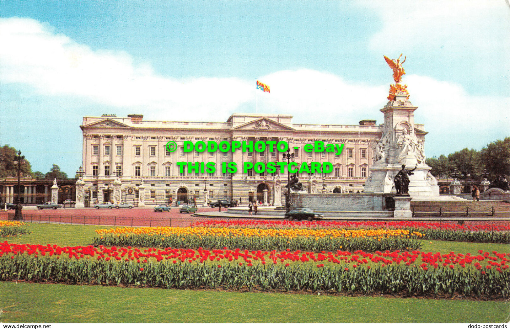 R523354 London. Buckingham Palace And Victoria Memorial. The Photographic Greeti - Autres & Non Classés