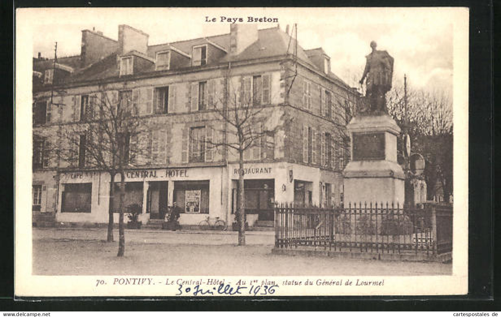 CPA Pontivy, Le Central-Hôtel, Au Ier Plan, Statue Du Général De Lourmel  - Pontivy