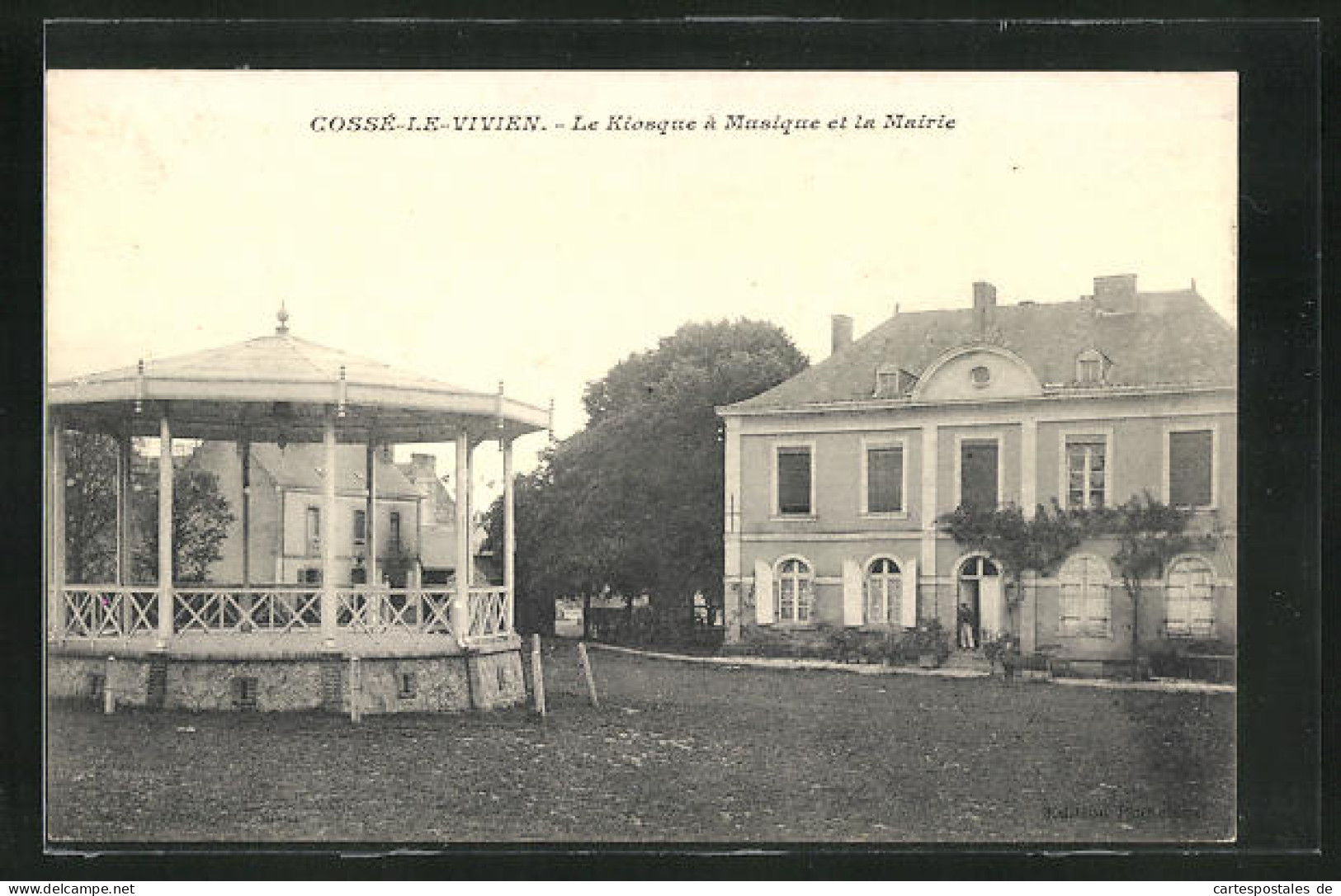 CPA Cossé-le-Vivien, Le Kiosque à Musique Et La Mairie  - Other & Unclassified