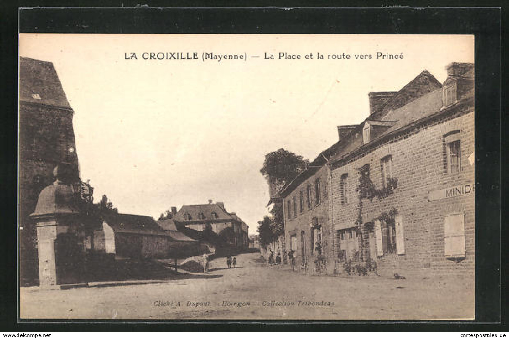 CPA La Croixille, La Place Et La Route Vers Princé  - Andere & Zonder Classificatie