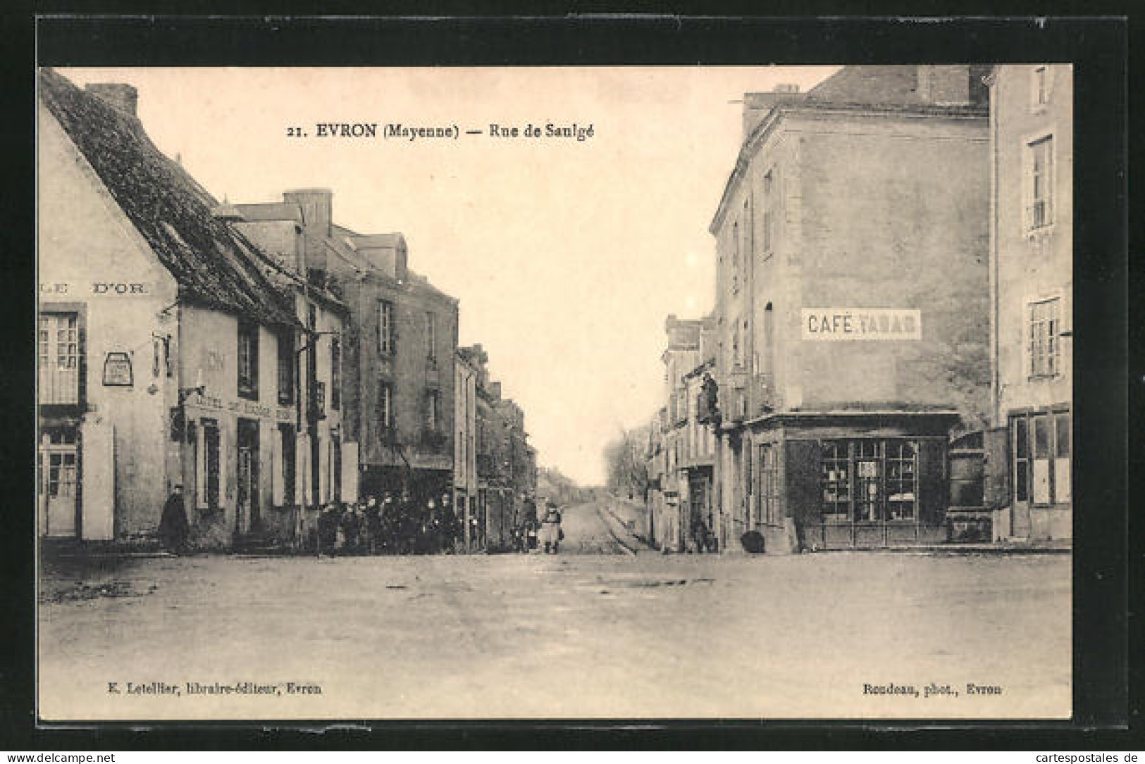 CPA Evron, Rue De Saulgé, Vue De La Rue  - Evron