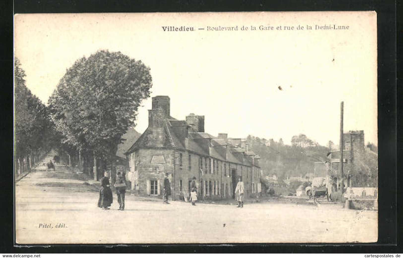 CPA Villedieu, Boulevard De La Gare Et Rue De La Demi-Lune  - Villedieu