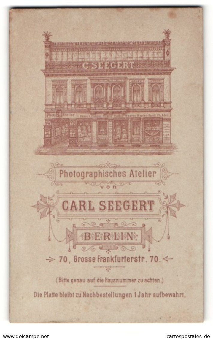 Fotografie Carl Seegert, Berlin, Ansicht Berlin, Foto-Atelier Grosse Frankfurterstr. 70, Rückseitig Portrait  - Orte