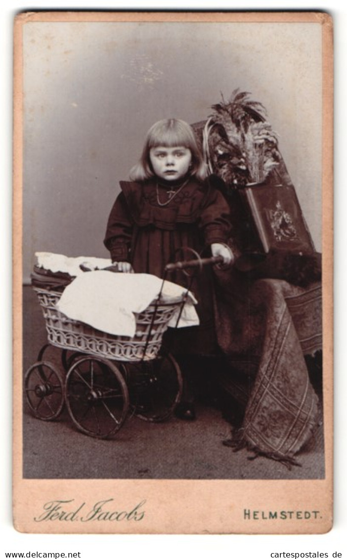 Fotografie Ferd. Jacobs, Helmstedt, Mädchen Mit Ihrem Puppenwagen  - Anonyme Personen