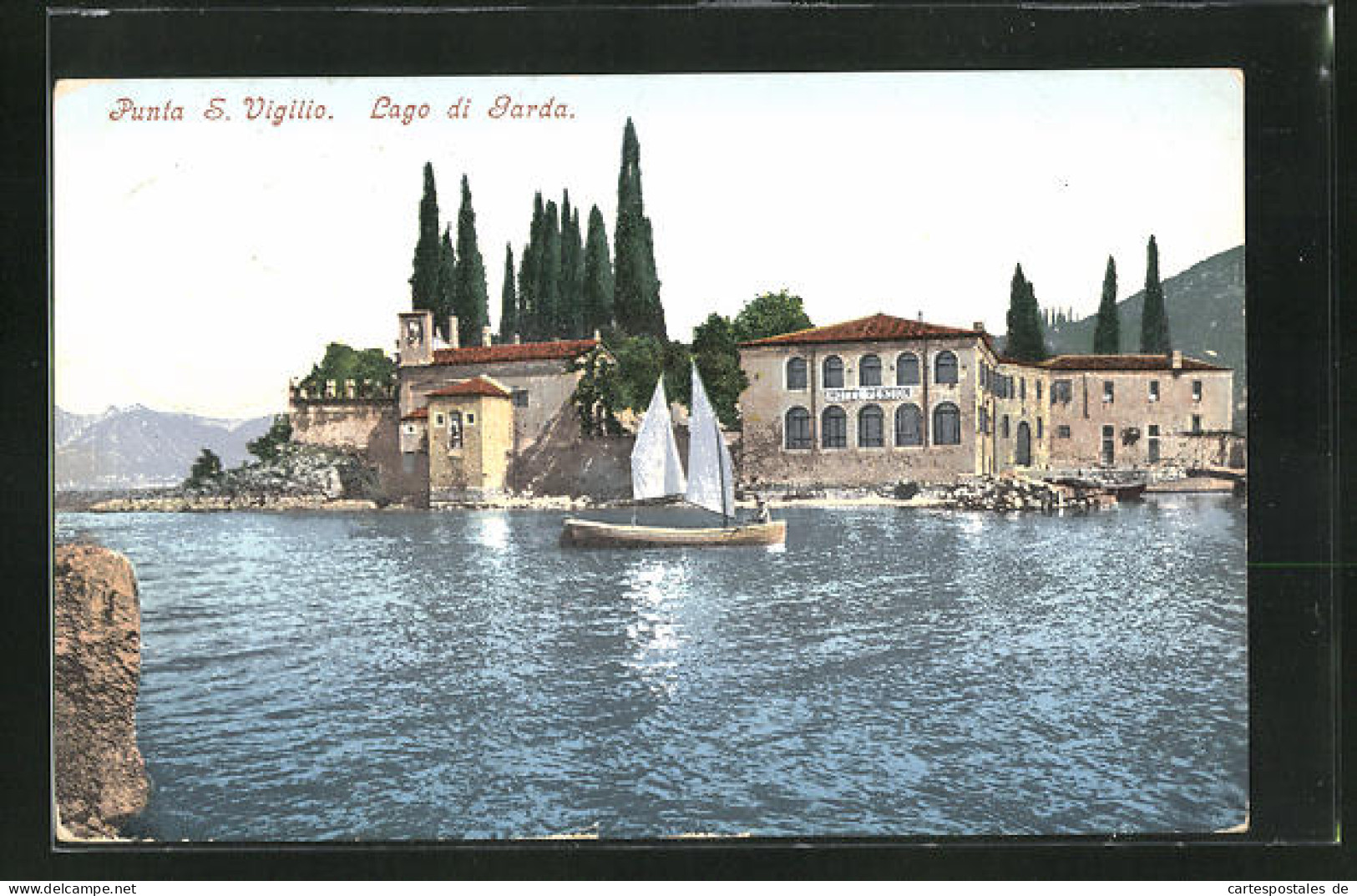 Cartolina Punta S. Vigilio, Lago Di Garda, Ortsansicht Vom Wasser Aus Gesehen, Segelboot  - Autres & Non Classés